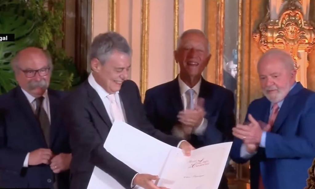 FufmPvTXsAcuwFU Presidente Lula (dir.) entrega Prêmio Camões para o cantor Chico Buarque (centro), em Portugal. 24/04/2023 -
