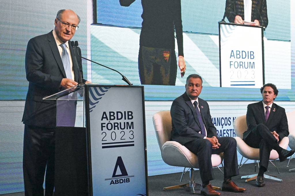 GERALDO-ALCKMIN-FORUM-ABDIB-2023-02.jpg DISCRIÇÃO - Em evento: o vice assumiu, mas não sentou na cadeira do presidente