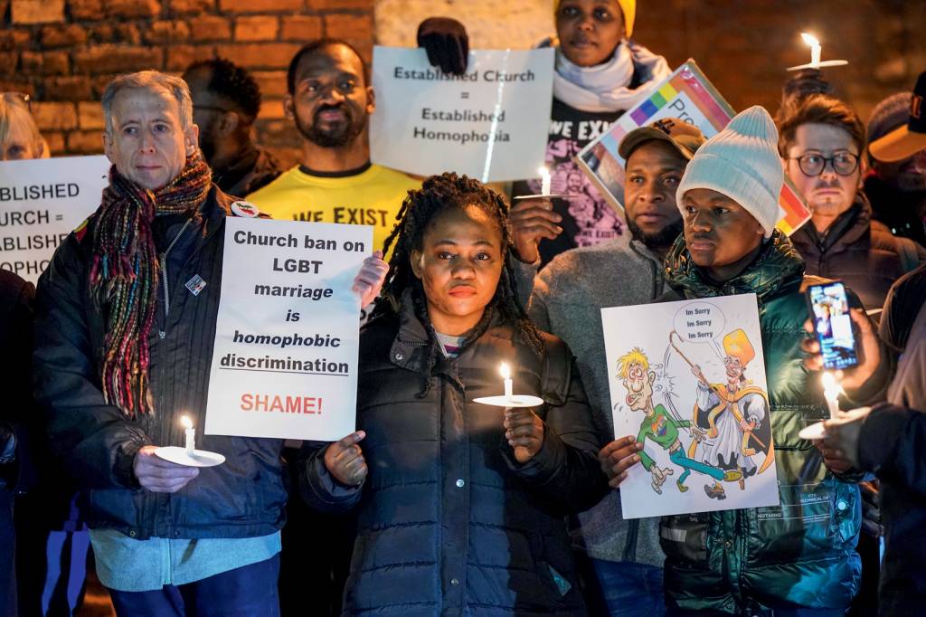Church of England same-sex partnerships AVANÇO, MAS... - Protesto em Londres: comunidade LGBTQIA+ quer mais direitos