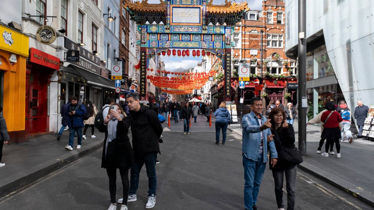 Dois homens foram presos por operar em um posto policial "não declarado" em Chinatown