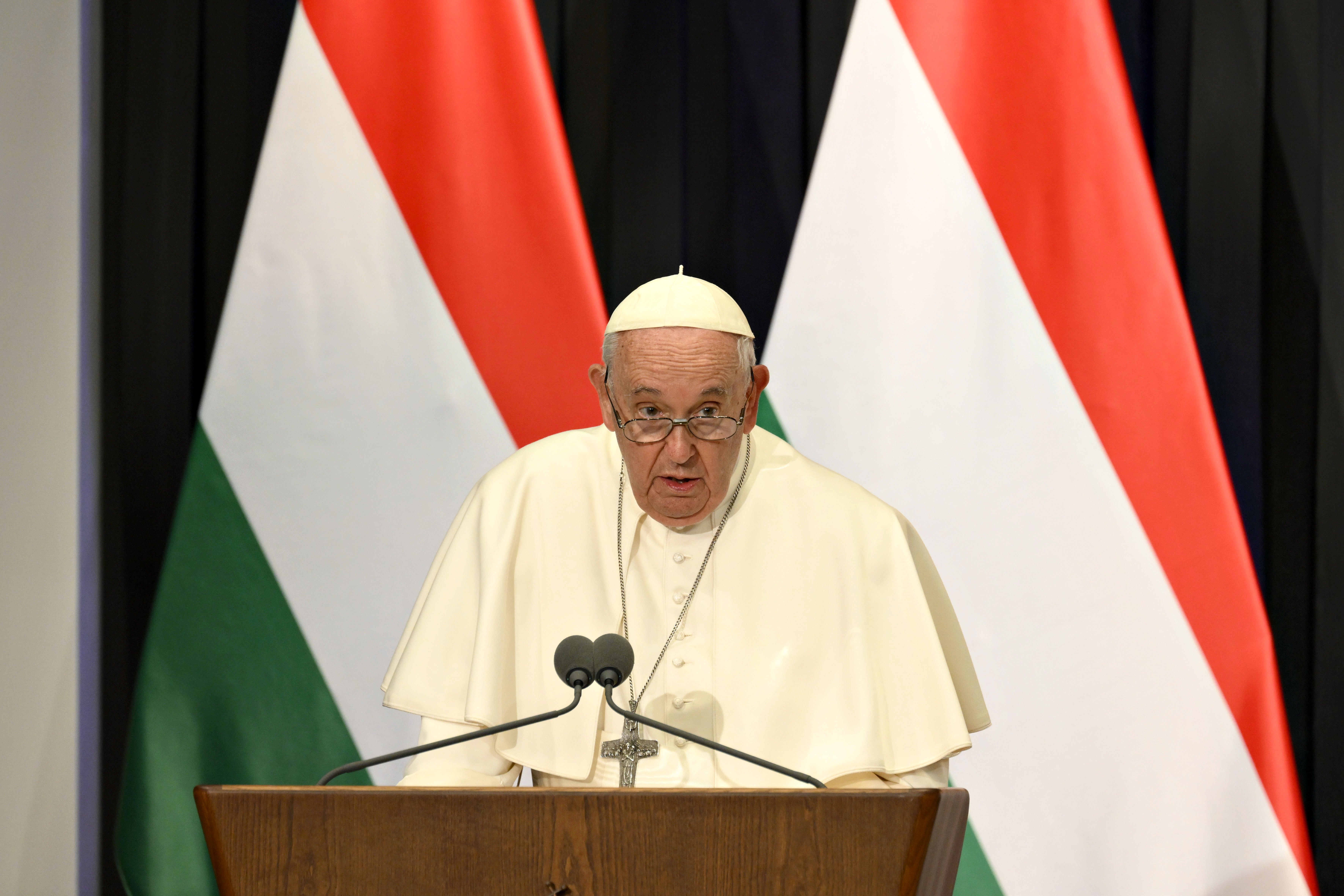 Na Hungria, papa Francisco pede união da Europa pelo fim da guerra