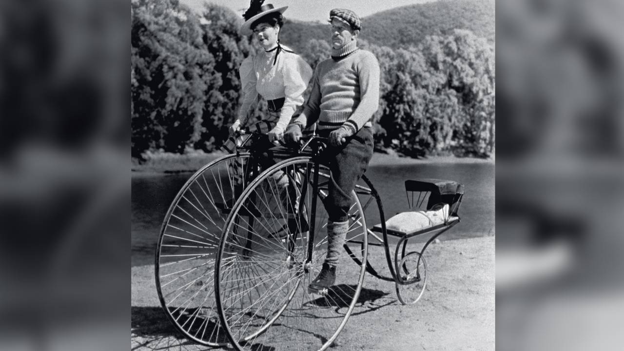 GÊNESE CURIOSA - curiosa Casal europeu com um dos primeiros modelos em 1890: precursor da bicicleta moderna