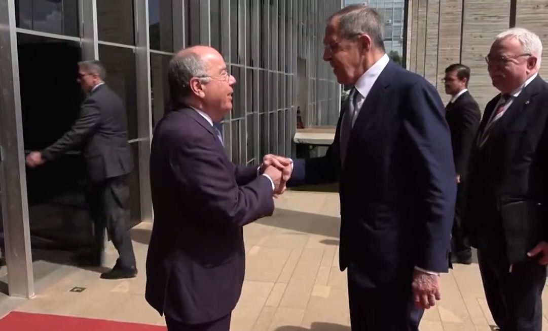 O ministro das Relações Exteriores do Brasil, Mauro Vieira (esq.), cumprimenta seu colega russo, Sergei Lavrov, às portas do Palácio do Itamaraty, em Brasília. 17/04/2023 -