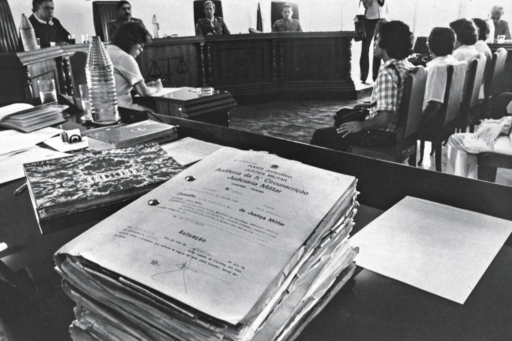 Julgamento-dos-estudantes-da-UFSC-acusados-de-participarem-das-manifestações-contra-o-Presidente-João-Figueiredo…jpg PASSADO SOMBRIO - Sessão do tribunal militar na ditadura: poucas punições