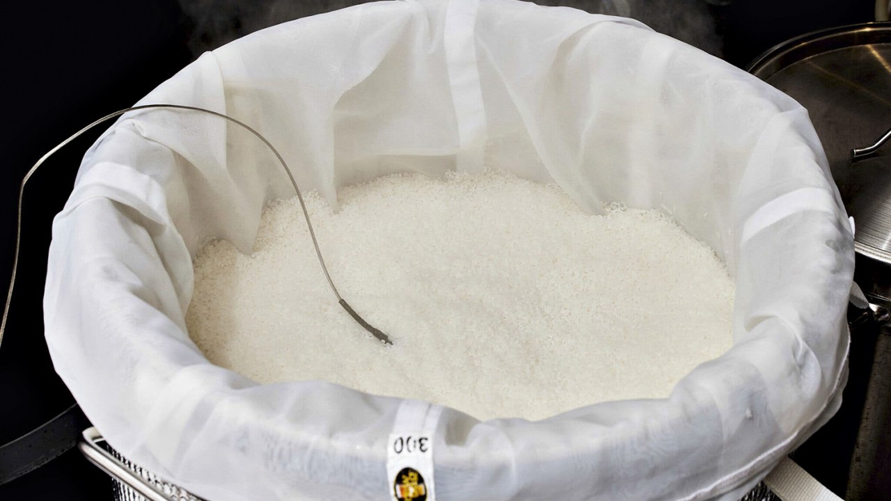 PRODUÇÃO ARTESANAL - O arroz é aquecido no vapor durante o processo de fabricação da bebida: a receita simples de fermentação, que se assemelha à da cerveja, facilita a abertura de pequenas saquerias que começam a brotar