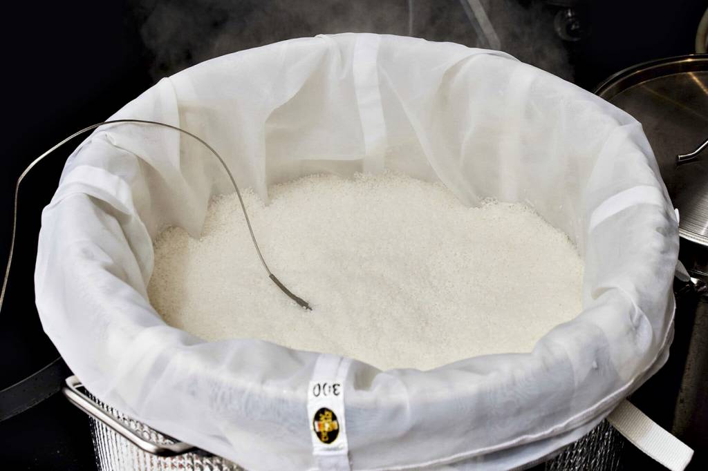KATO-ARROZ-SAQUE-EUA-2023-89.jpg PRODUÇÃO ARTESANAL - O arroz é aquecido no vapor durante o processo de fabricação da bebida: a receita simples de fermentação, que se assemelha à da cerveja, facilita a abertura de pequenas saquerias que começam a brotar