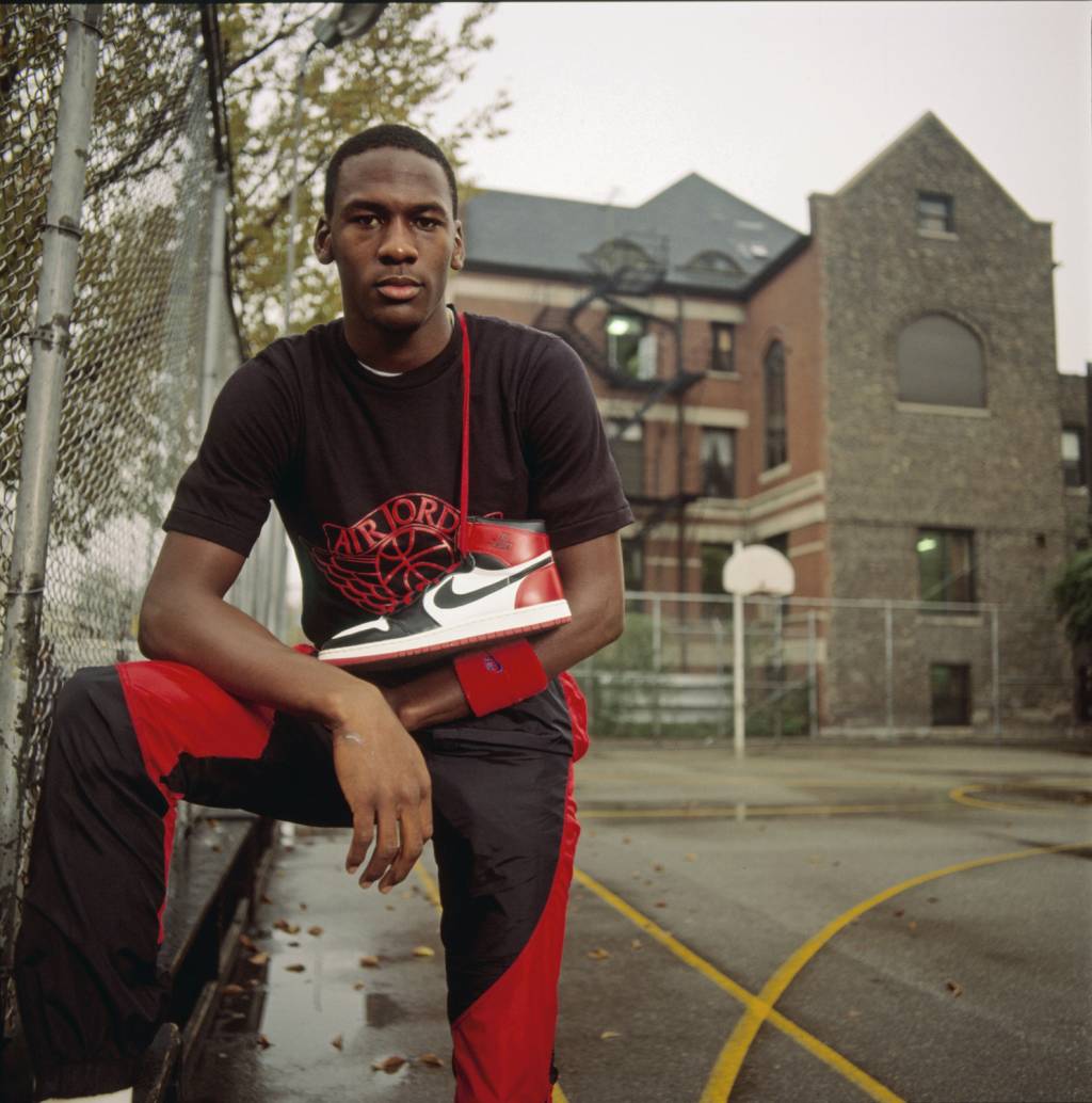MICHAEL-JORDAN-AIR-JORDAN-NIKE-1985.jpg ÍCONE - O jogador com o primeiro tênis Air Jordan: modelo cobiçado até hoje