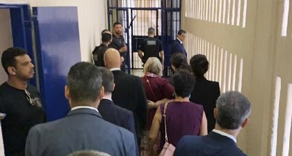 Rosa Weber e Alexandre de Moraes visitam golpistas presos na Papuda.