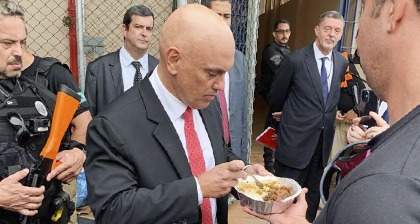 Rosa Weber e Alexandre de Moraes visitam golpistas presos na Papuda.