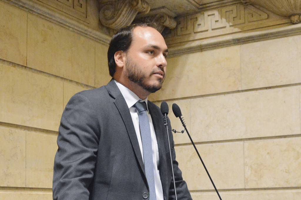 O motivo estapafúrdio para Carlos Bolsonaro propor briga com vegetarianos