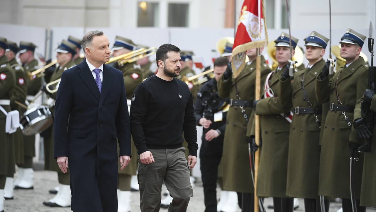 PARCERIA - Zelensky é recebido por Duda (à esq.): suporte total e fronteiras abertas a refugiados desde o início da guerra