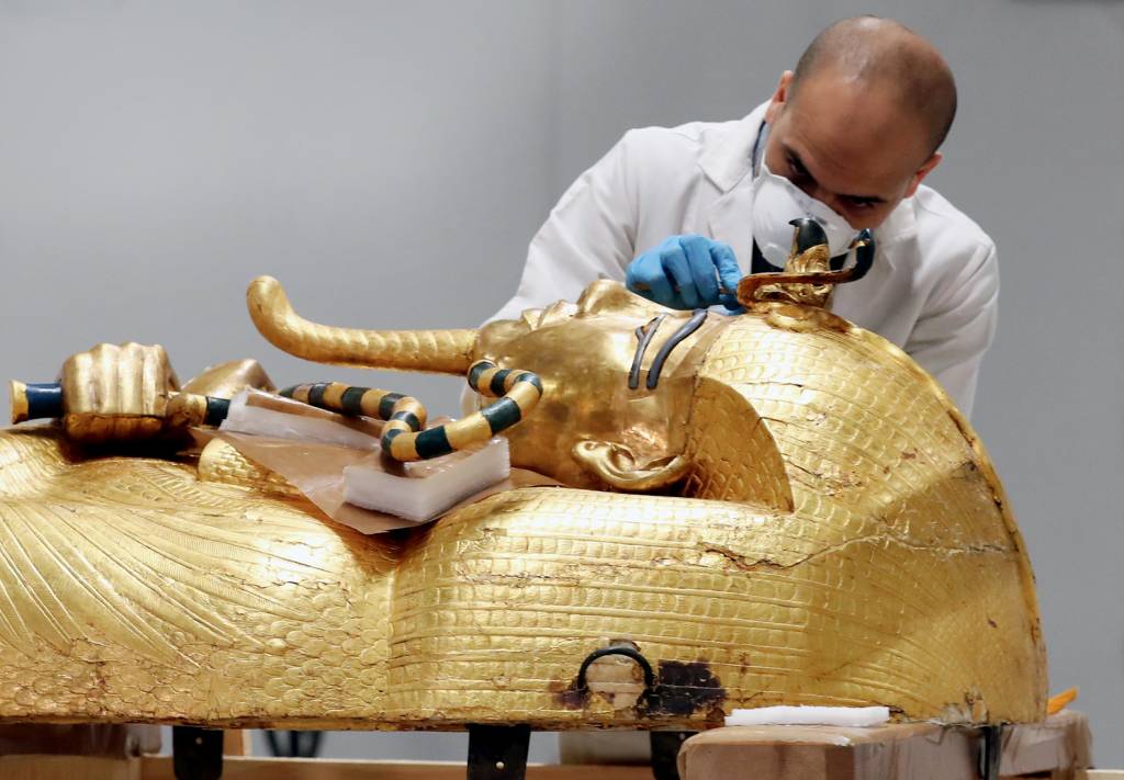 Restoration of Golden Coffin of King Tutankhamun in Giza RESTAURAÇÃO - Sarcófago de ouro de Tutancâmon: a principal atração do lugar