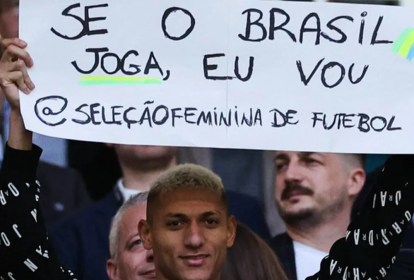 Richarlison levanta cartaz em jogo da seleção feminina de futebol -