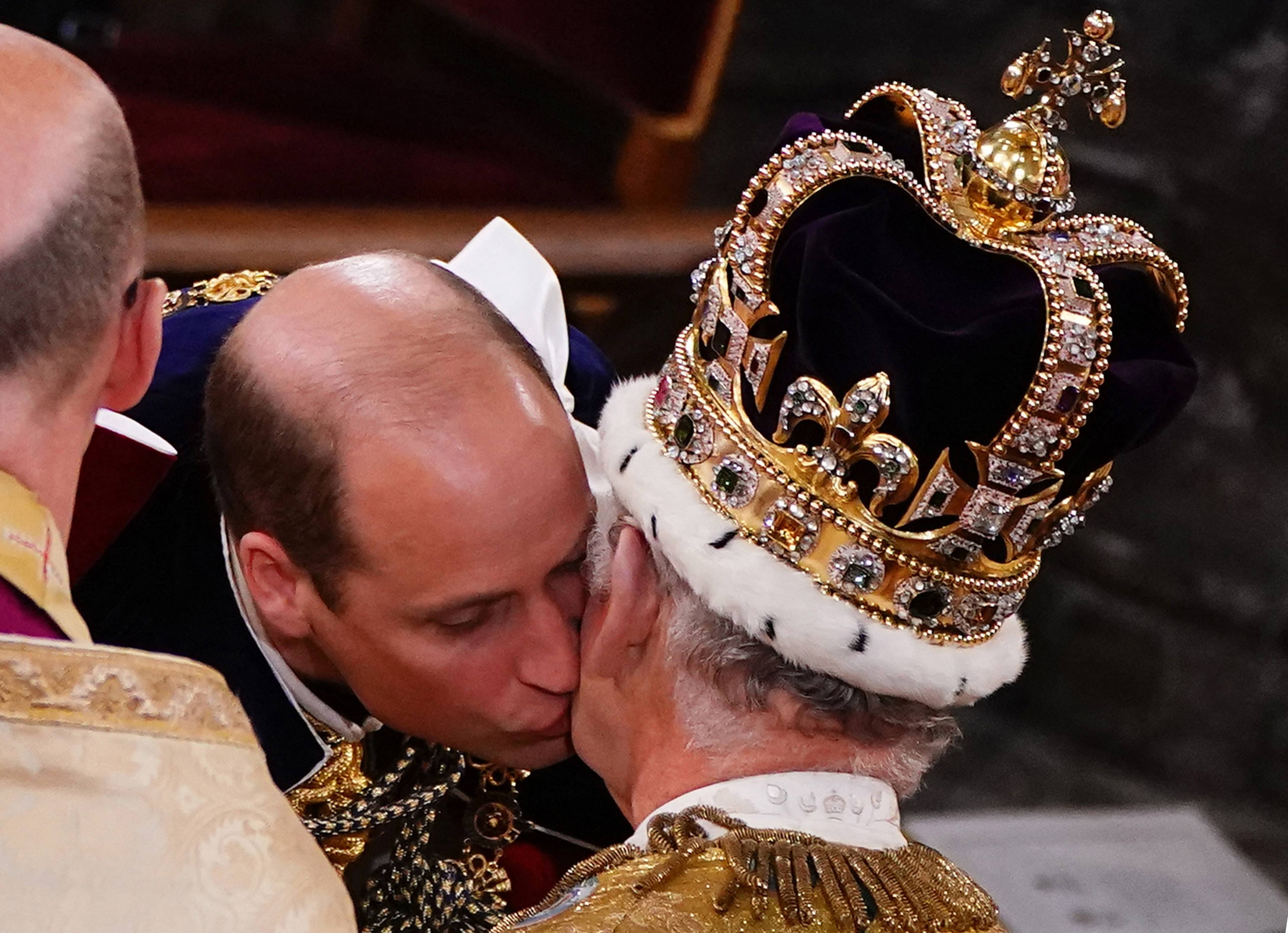 A nova crise da monarquia britânica no colo do Rei Charles III