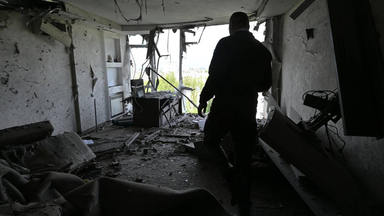Mayor of the Ukrainian capital Kyiv, Vitali Klitschko, examines high-rise residential building damaged by remains of a shot down Russian drone in Kyiv on May 8, 2023, amid the Russian invasion of Ukraine. - The Ukrainian air command said that all 35 Russian drones launched at the city had been detected and shot down, while the local military administration said at least five people were wounded, with falling debris blamed for damage in multiple areas. (Photo by Genya SAVILOV / AFP)