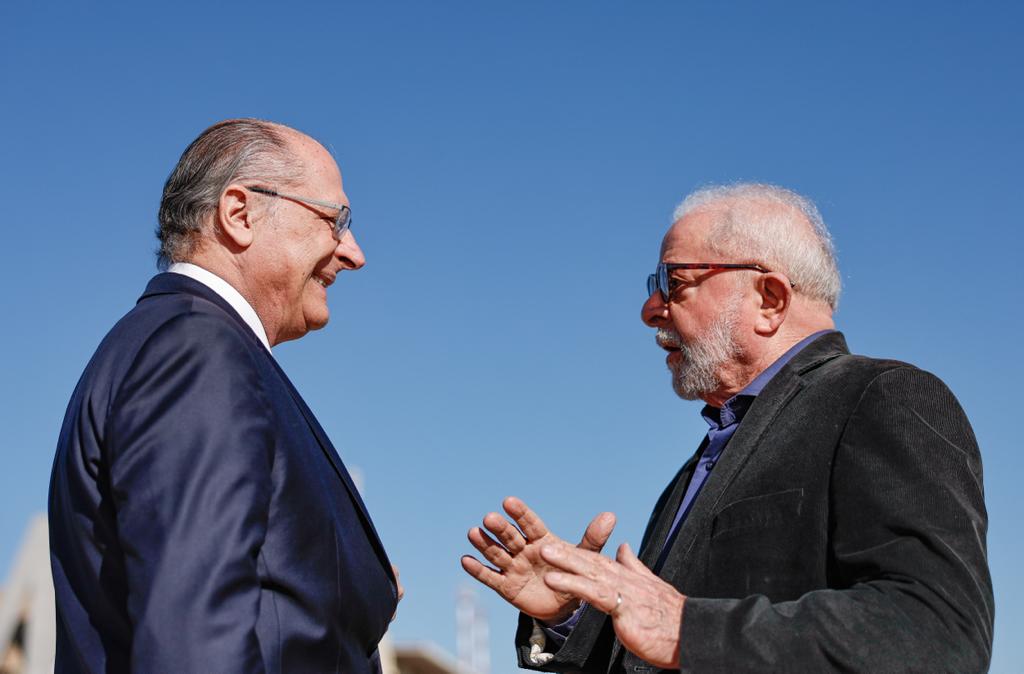O vice-presidente Geraldo Alckmin conversa com o presidente Luiz Inácio Lula da Silva na Base Aérea de Brasília