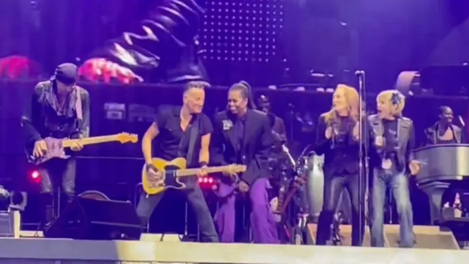 Michelle Obama toca tamborim e faz backing vocal para Bruce Springsteen