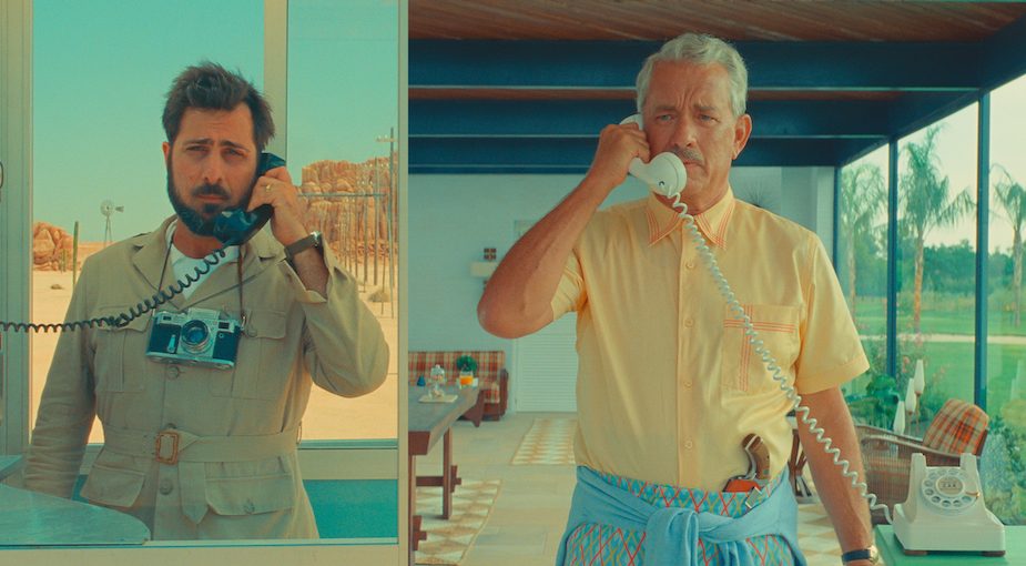 Jason Schwartzman e Tom Hanks em 'Asteroid City', do diretor Wes Anderson -