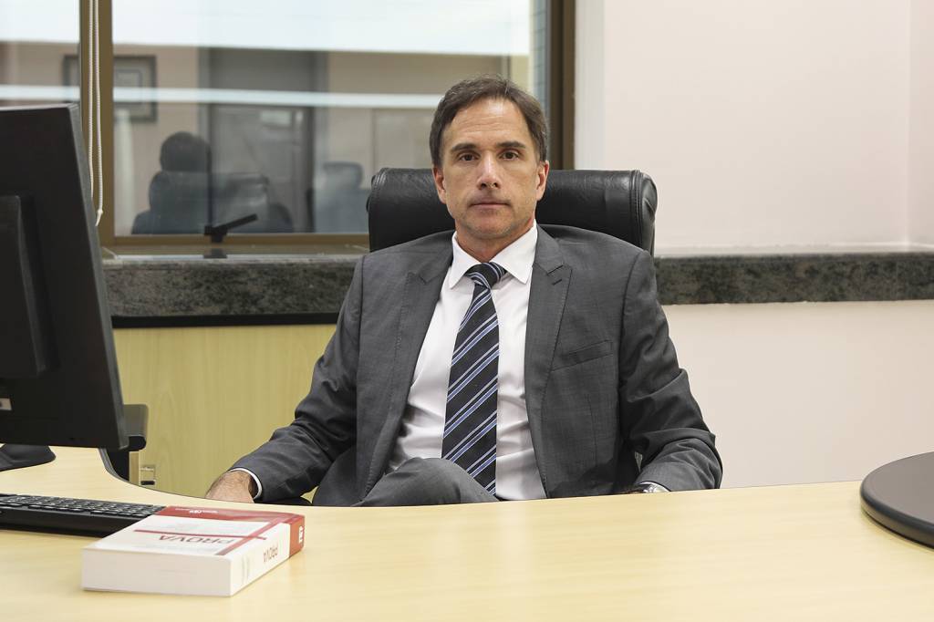 TRF-4 afasta juiz que substituiu Moro na Lava-Jato por suspeita de furto de champanhe