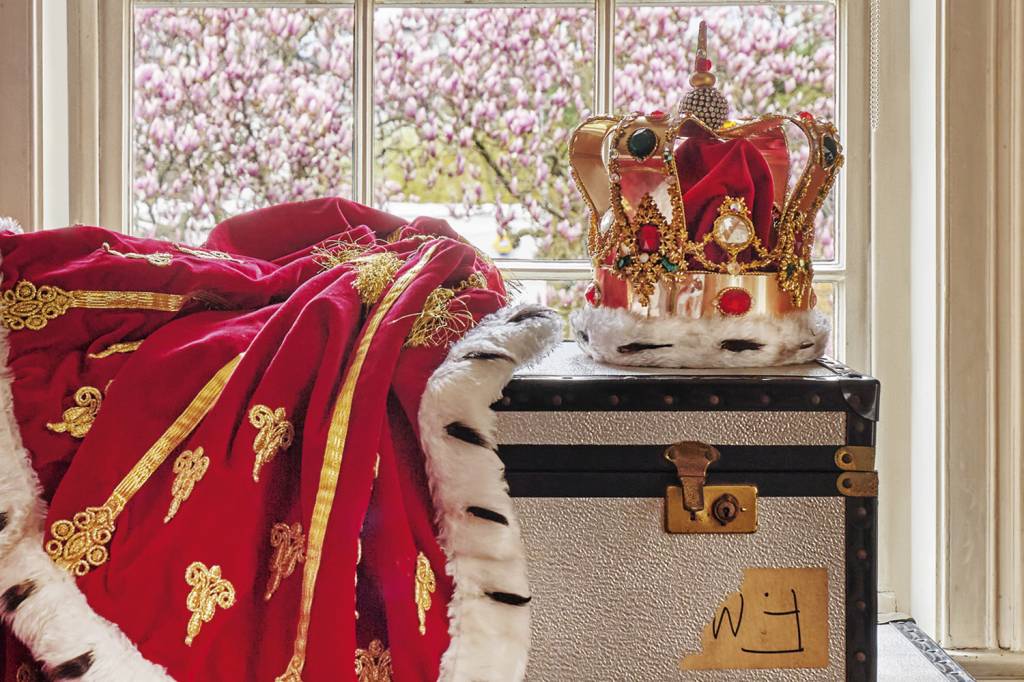 Freddie-Mercury¿s-Crown-and-accompanying-cloak–(2).jpg A JOIA DA COROA - A peça real como a de Charles III: 500 000 reais