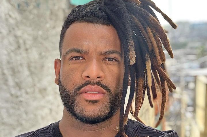 Rene Silva, nascido no Complexo do Alemão, criou o jornal 'Voz das Comunidades' aos 11 anos para desestigmatizar a cobertura da favela na mídia. -