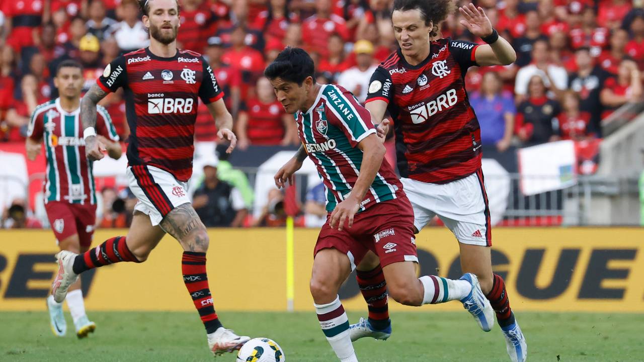 RIO DE JANEIRO, BRAZIL - SEPTEMBER 18: German Cano of Fluminense competes for the ball with David Luiz of Flamengo during a match between Flamengo and Fluminense as part of Brasileirao 2022 at Maracana Stadium on September 18, 2022 in Rio de Janeiro, Brazil. (Photo by Wagner Meier/Getty Images)