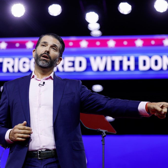 ‘Energia de agente funerário’: Filho de Trump confunde o pai com DeSantis