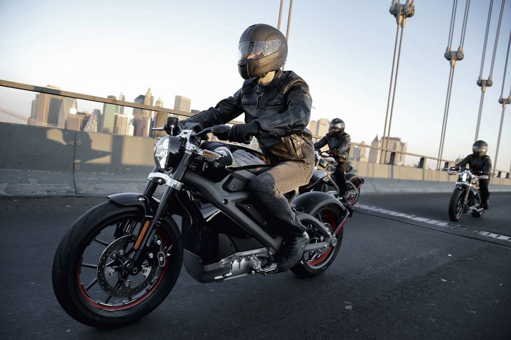 GettyImages-451085726.jpg REVOLTA CONTRA A MOTO ELÉTRICA - Uma das mais icônicas fabricantes de motocicletas, a Harley-Davidson provocou a ira dos fãs ao anunciar investimentos em veículos elétricos. Eles afirmaram não admitir uma Harley sem o conhecido ronco dos motores