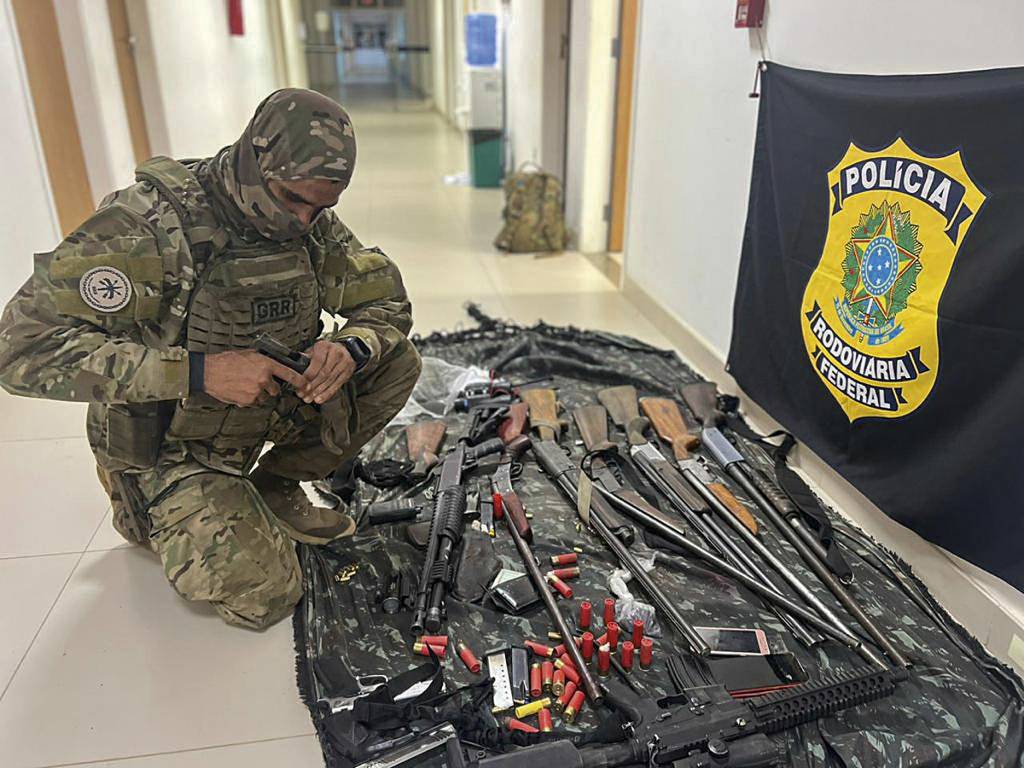 OPERACAO-AMAZONIA—ANTI-CRIME-2023-5-b.jpg ARSENAL - Apreensão em Roraima: espingardas, fuzis e pistolas de uso restrito