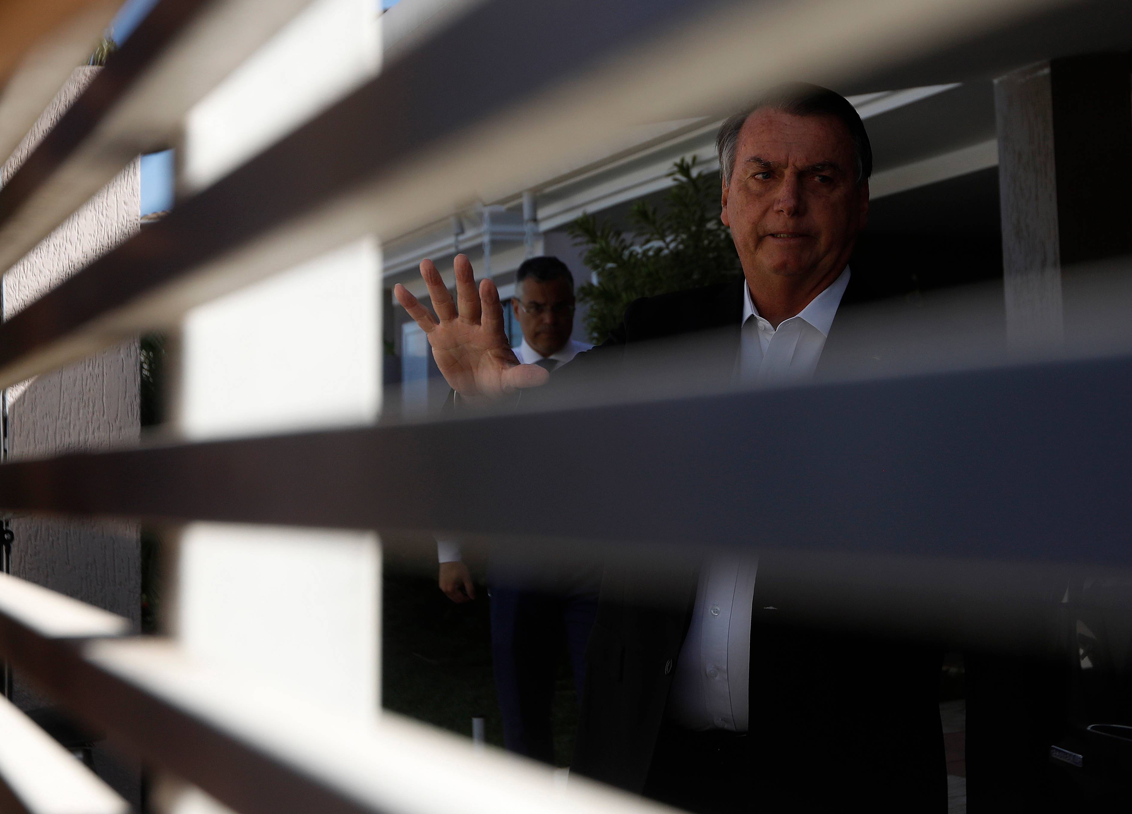 BRASILIA, DF, 03-05-2023 - JAIR BOLSONARO/POLICIA FEDERAL/OPERACAO VENIRE/CASA CONDOMINIOPolícia Federal faz busca e apreensão na casa do ex-presidente da República Jair Bolsonaro em sua casa em Brasília, suspeito de adulteração em seu cartão de vacina. Jair Bolsonaro, fala com a imprensa em frernte a sua casa. Ao fundo o advogado do ex-presidente.Foto Cristiano Mariz/Agência O Globo