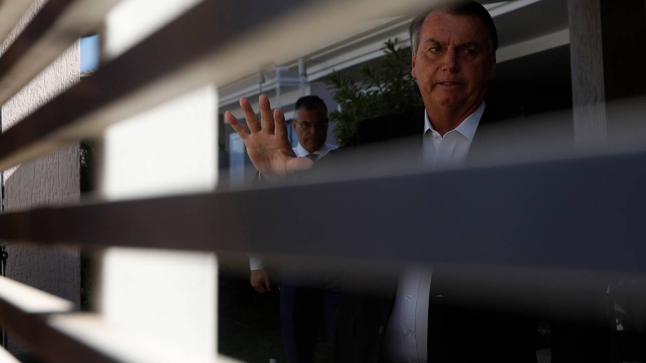 BRASILIA, DF, 03-05-2023 - JAIR BOLSONARO/POLICIA FEDERAL/OPERACAO VENIRE/CASA CONDOMINIOPolícia Federal faz busca e apreensão na casa do ex-presidente da República Jair Bolsonaro em sua casa em Brasília, suspeito de adulteração em seu cartão de vacina. Jair Bolsonaro, fala com a imprensa em frernte a sua casa. Ao fundo o advogado do ex-presidente.Foto Cristiano Mariz/Agência O Globo