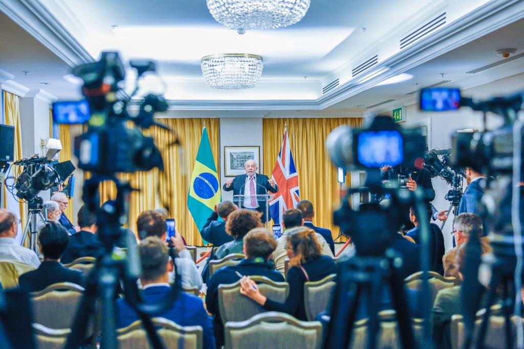 Presidente brasileiro concede entrevista coletiva, após coroação do Rei Charles III, em Londres