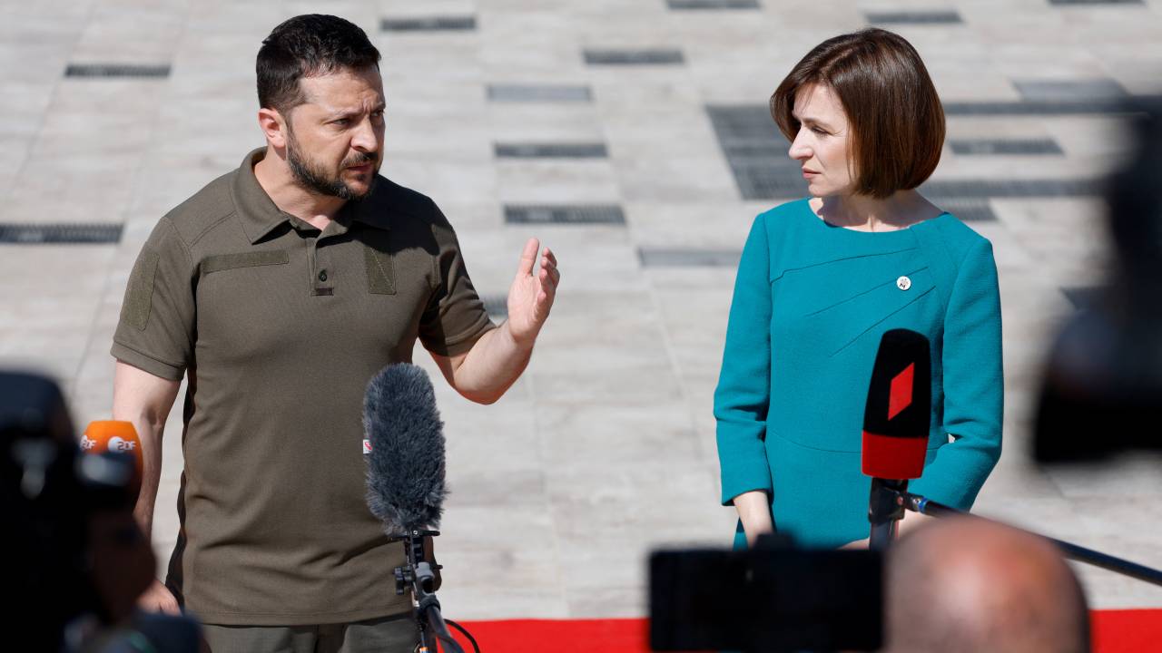 President of Ukraine Volodymyr Zelensky (L) and President of Moldova Maia Sandu (R) address the media as they arrive for the European Political Community (EPC) Summit in Bulboaca, on June 1, 2023. Moldova is hosting it's first major summit of wider Europe, bringing together leaders of all 27 EU countries with 20 of the bloc's neighbours as Moldova seeks EU membership as soon as possible as it seeks protection against any potential threat from Russia. (Photo by Ludovic MARIN / AFP)