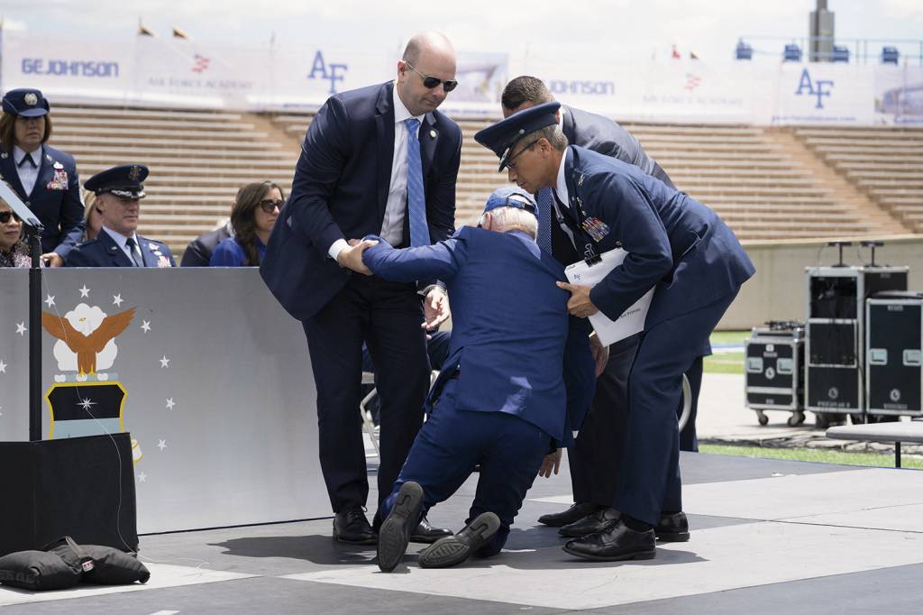 000_33GR7ZN.jpg OPS... - Biden no chão, depois de tropeçar: aos 80 anos, o presidente democrata é o candidato que não agrada a ninguém