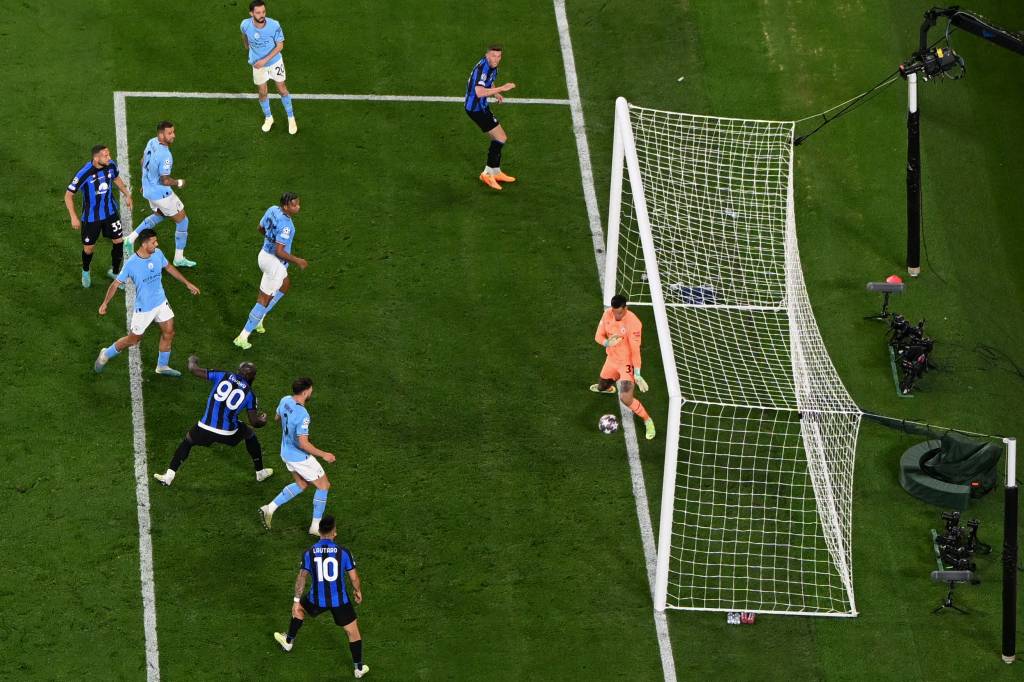 FBL-EUR-C1-MAN CITY-INTER Manchester City's Brazilian goalkeeper #31 Ederson (R) saves a shto from Inter Milan's Belgian forward #90 Romelu Lukaku (4L) during the UEFA Champions League final football match between Inter Milan and Manchester City at the Ataturk Olympic Stadium in Istanbul, on June 10, 2023. (Photo by Ozan KOSE / AFP)