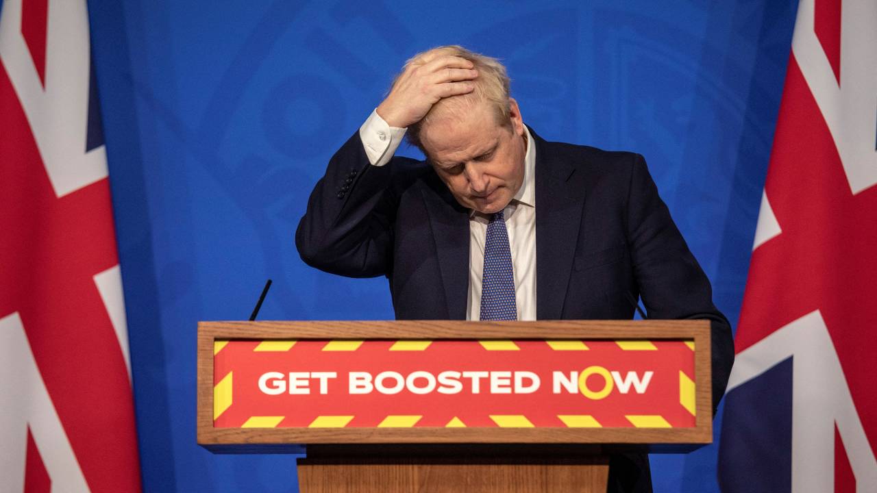 (FILES) Britain's Prime Minister Boris Johnson speaks during a virtual press conference to update the nation on the status of the Covid-19 pandemic, in the Downing Street briefing room in central London on January 4, 2022. An enquiry probing the UK government's handling of the coronavirus pandemic kicks off Tuesday with the investigation mired in controversy even before the first witness is called. The UK suffered one of the worst Covid-19 death tolls in Europe with over 128,500 deaths recorded by mid-July 2021. (Photo by JACK HILL / POOL / AFP)