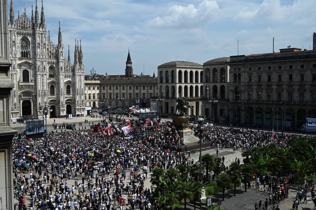 Com todas as honrarias, Itália realiza funeral de Estado para Berlusconi