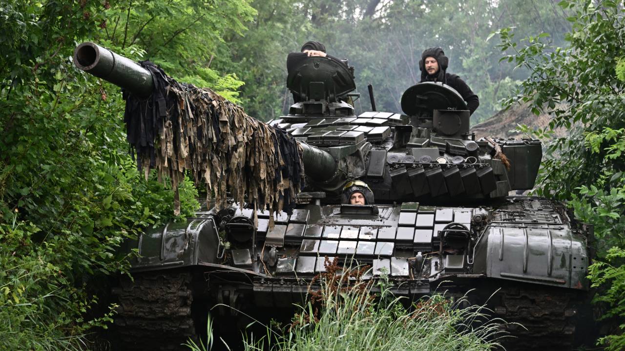 Ukrainian servicemen check their T-72 tank at a position in the Donetsk region on June 25, 2023, amid the Russian invasion of Ukraine. (Photo by Genya SAVILOV / AFP)
