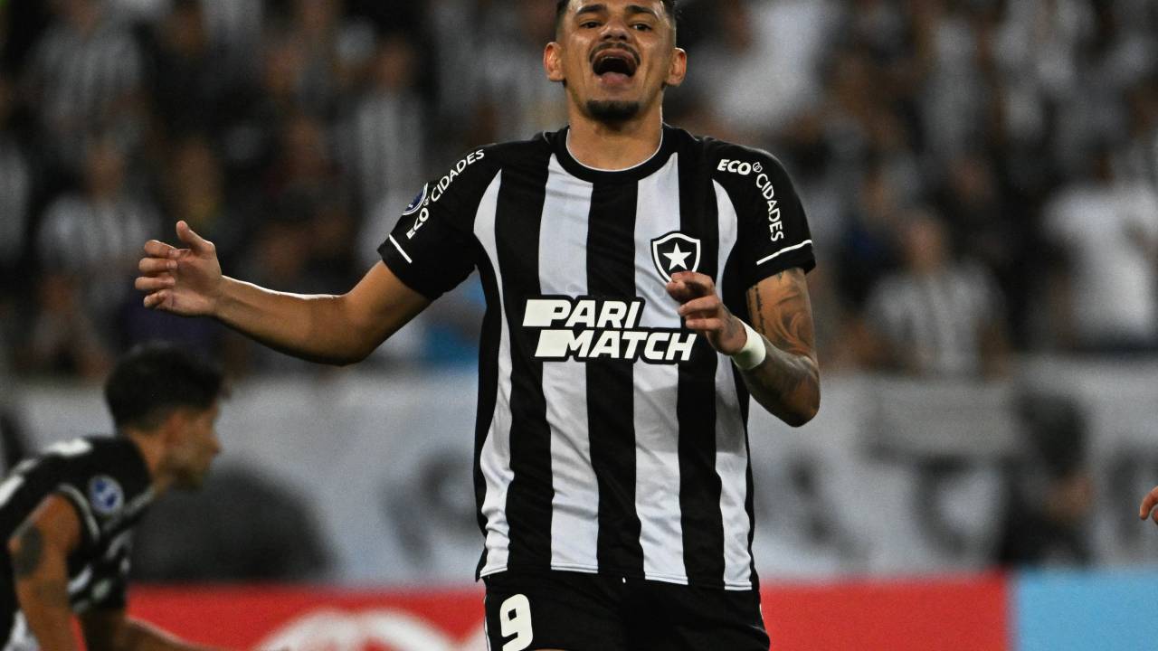Botafogo's forward Tiquinho Soares reacts during the Copa Sudamericana group stage second leg football match between Brazil's Botafogo and Chile's Magallanes, at the Nilton Santos stadium in Rio de Janeiro, Brazil on June 29, 2023. (Photo by MAURO PIMENTEL / AFP)