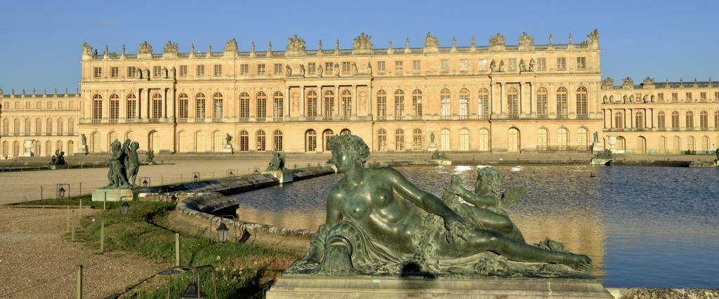 France yvelines versailles park palace versailles unesco water parterre surrounded bronze statues OPULÊNCIA - Palácio de Versalhes: o hoje museu foi a sede do absolutismo