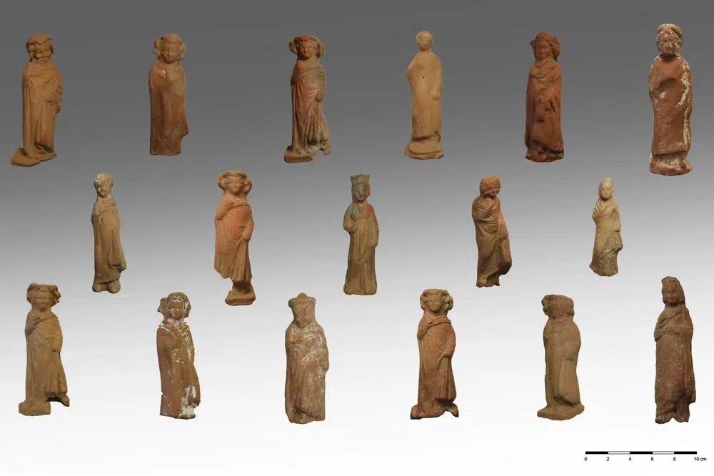 Estatuetas de argila oferecidas à Deméter e Perséfone. A maioria das peças retratavam mulheres ou crianças, mas havia alguns elementos masculinos. Também havia representações de animais, como leões, porcos, tartarugas e pássaros -