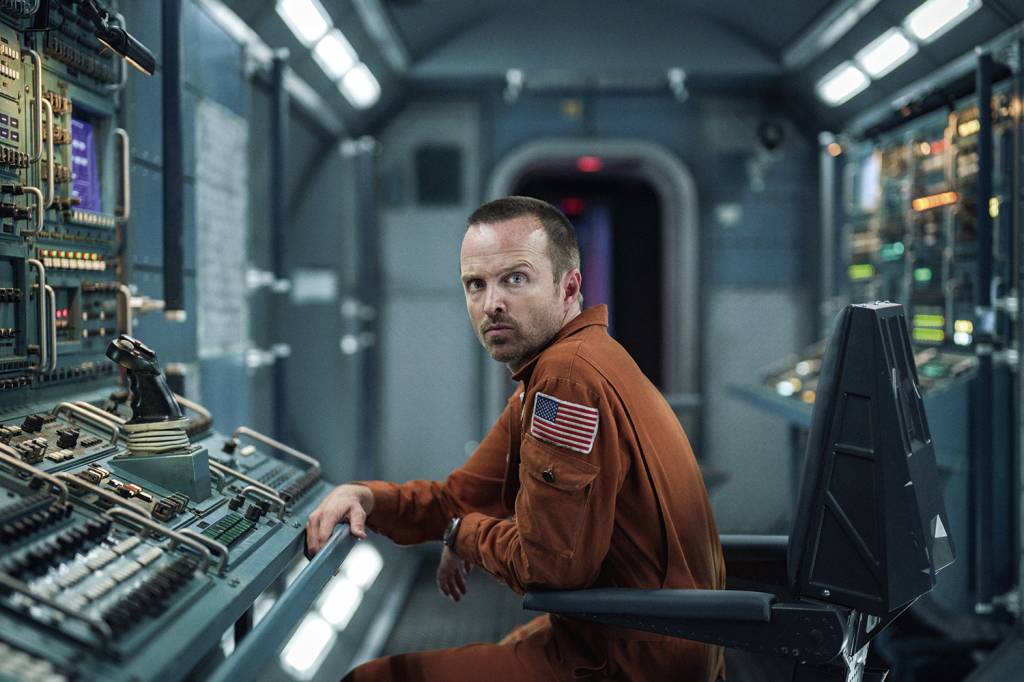 2-SERIADO-BLACK-MIRROR-6—BEYOND-THE-SEA-1072.jpg PERTURBADOR - Aaron Paul na série: astronautas que levam existência dupla