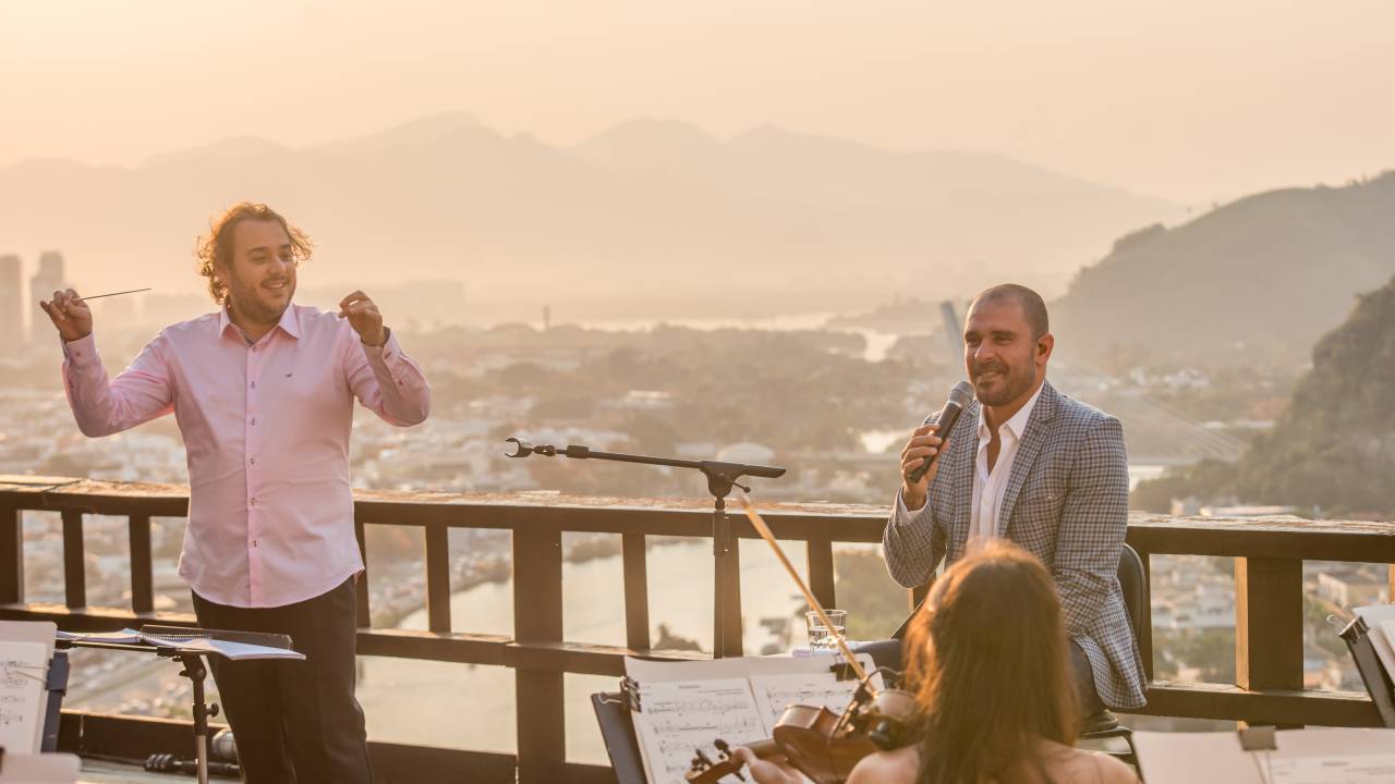 O maestro Rodrigo Toffolo, da Orquestra Ouro Preto, e o cantor Diogo Nogueira, em 2021
