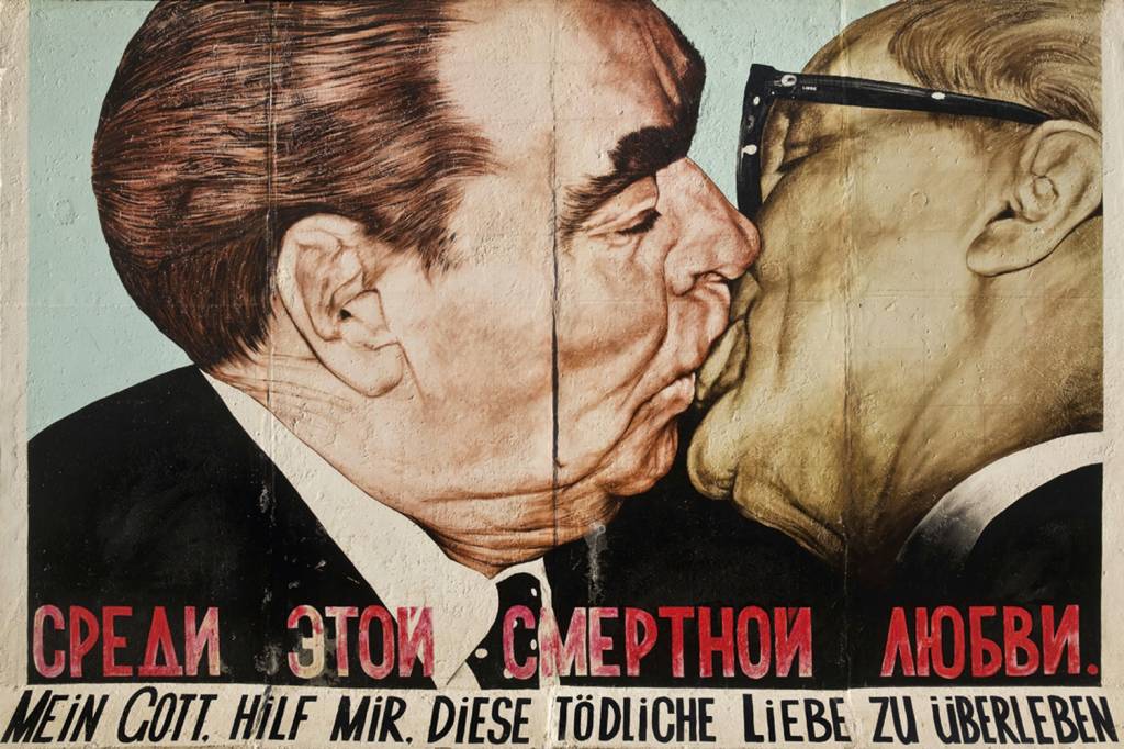 2KEAJMD_fotoarena.jpg NA POLÍTICA - Muro de Berlim: grafite ironiza amizade dos líderes soviético e alemão-oriental