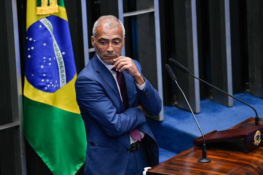 Romário cobra Itamaraty por resgate de brasileira em trilha na Indonésia