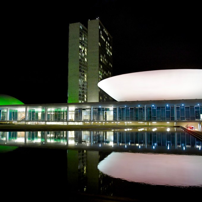 Agonia do PSDB reflete ‘enfermidade’ dos partidos no Brasil