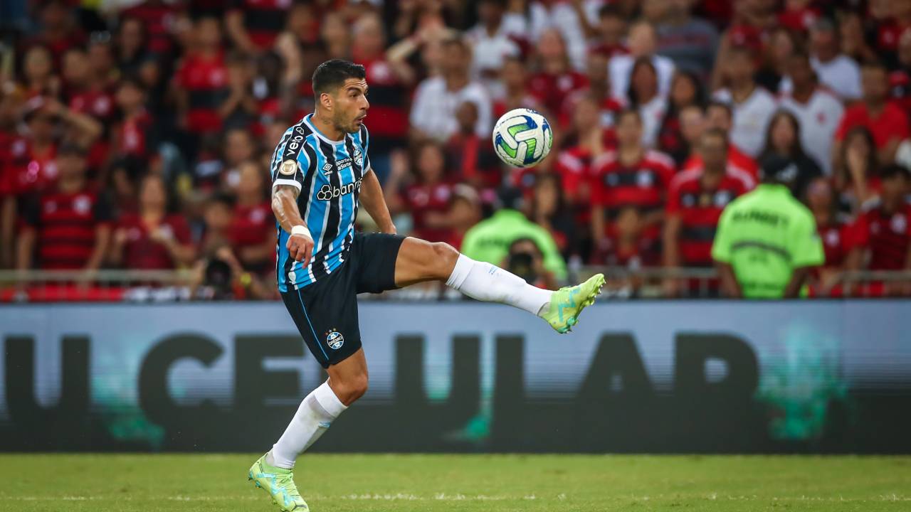 FUTEBOL/CAMPEONATO BRASILEIRO 2023 /GREMIO X FLAMENGO - ESPORTES - Lance da partida entre Gremio e Flamengo disputada na tarde deste domingo, na Estadio do Maracana, no Rio de Janeiro, em partida valida pela Campeonato Brasileiro 2023. FOTO: LUCAS UEBEL/GREMIO FBPA