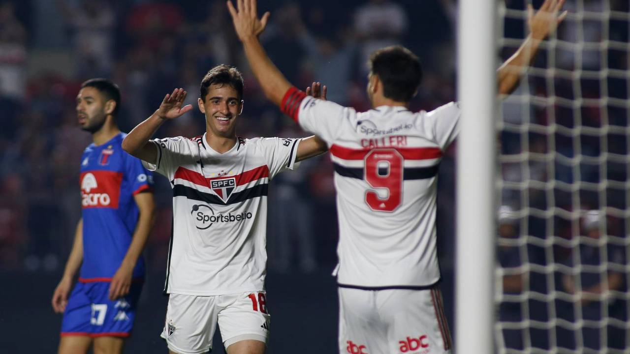 O São Paulo teve que lutar muito para vencer o Tigre, que jogou com um a menos desde a metade do primeiro tempo -