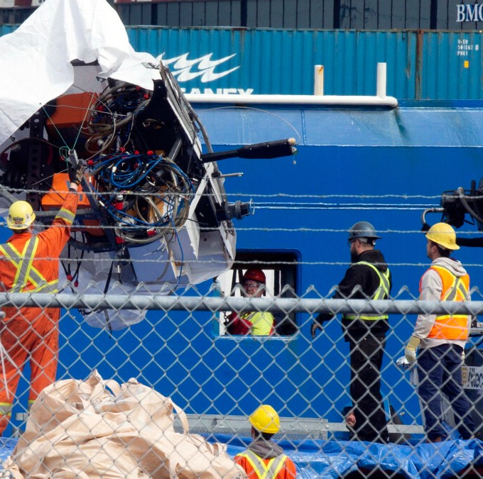 Guarda Costeira dos EUA diz ter encontrado restos humanos em destroços