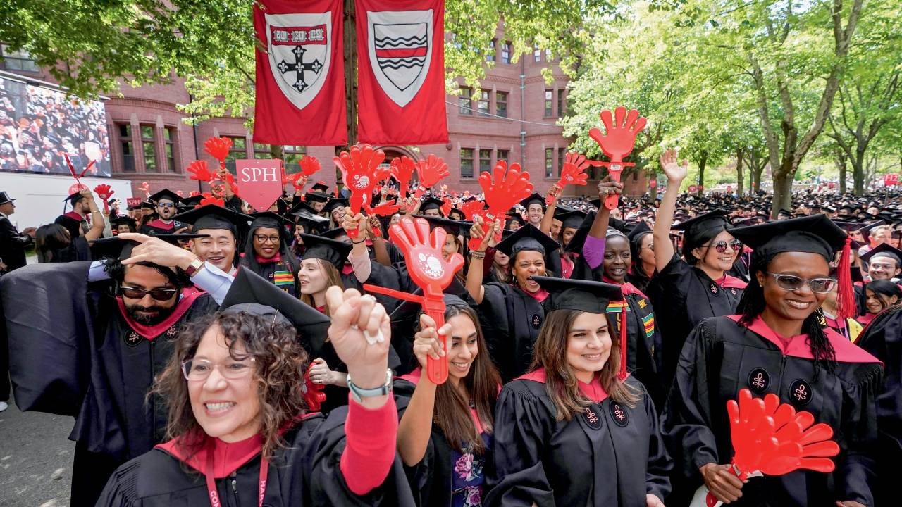 MEIA-VOLTA - Formatura em Harvard: a universidade está no centro da ação contra as cotas